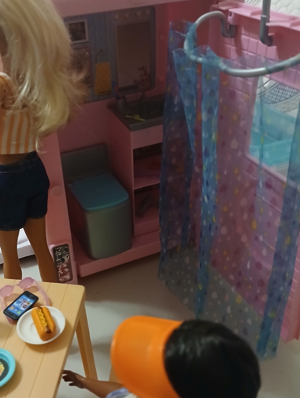 Barbie | Camper Toy Playset, 3-In-1 Dreamcamper w/ Accessories and 4 Barbie's - Picture 6 of 7